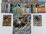 un gros plan sur une table recouverte de nombreuses cartes Pokémon