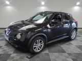 une photo d'un SUV Nissan noir sur un sol à damier