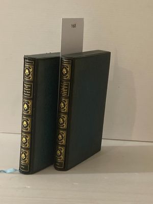 deux livres posés sur une table