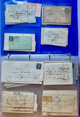 une boîte bleue remplie de vieux papiers