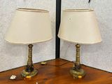 deux lampes posées sur une table, chacune munie d'un abat-jour