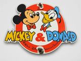 Autocollant représentant Mickey et Donald sur fond blanc, avec un cercle rouge et blanc