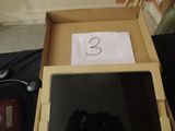 une boîte contenant une tablette sur laquelle est inscrit un numéro