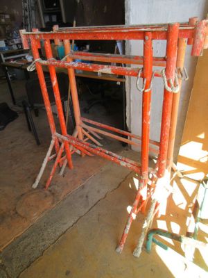 un cadre métallique orange posé par terre