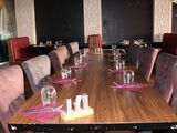 une longue table dressée dans un restaurant
