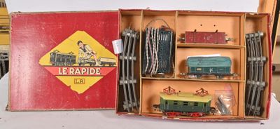une boîte contenant un train sur une table