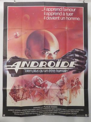 une vieille affiche de cinéma représentant un homme tenant un pistolet devant un groupe de personnes