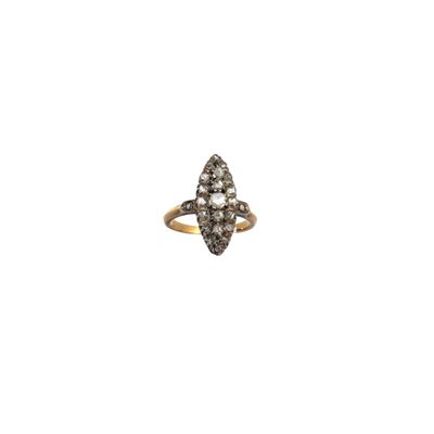 une image d'une bague en diamant sur fond blanc