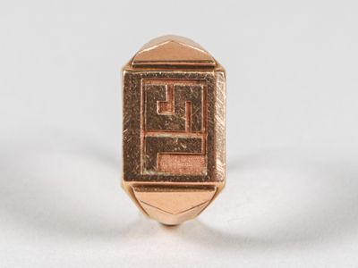 une image représentant une bague en or sur laquelle figure la lettre « e »