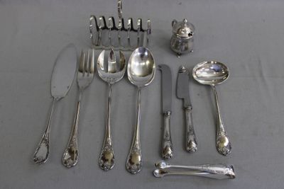 beaucoup de cuillères et de couverts en argent sur une table