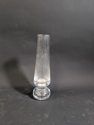 un vase en verre posé sur une table
