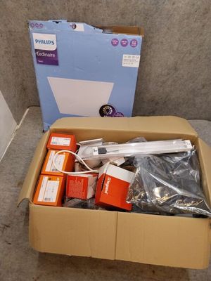 une boîte en carton contenant tout un tas d'appareils électroniques