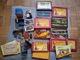 un grand nombre d'objets posés sur une table