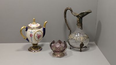 trois vases posés les uns à côté des autres sur une étagère
