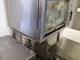 un four posé sur une table dans une cuisine