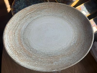 un bol posé sur une table