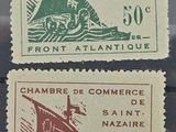 trois timbres aux motifs différents, exposés dans une vitrine