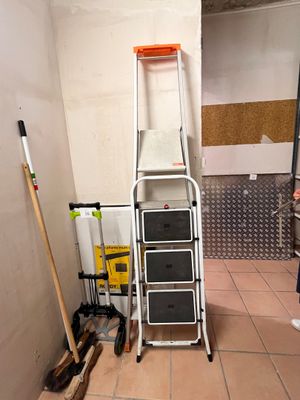 une photo d'une pièce dans laquelle se trouvent une échelle et des outils