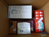 une boîte contenant des appareils électroniques