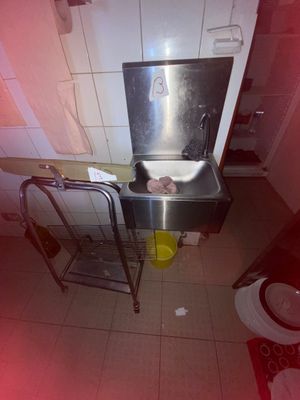 VENTE SUR DESIGNATION - LOT 13 - Un petit lave main inox - U…