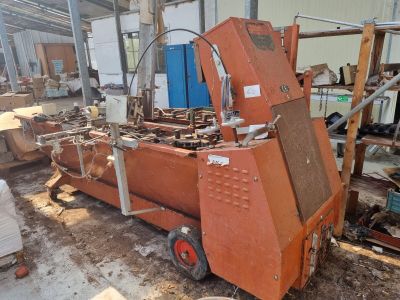 une machine qui se trouve au milieu d'un bâtiment