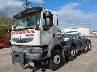 un gros camion garé sur le parking