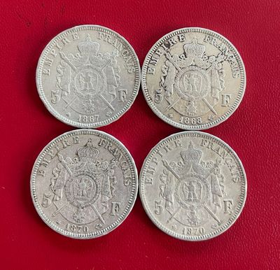 trois pièces d'argent britanniques, dont l'une comporte une couronne et l'autre est ornée d'une couronne
