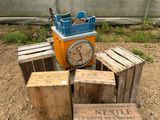 une horloge posée au sommet d'une pile de caisses en bois
