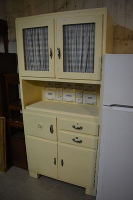 une armoire jaune à deux tiroirs et un réfrigérateur blanc