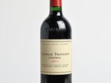 une bouteille de vin posée sur une table