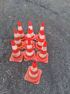de nombreux cônes de signalisation orange et blancs posés au sol