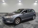 la photo d'une voiture grise garée dans un garage