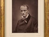 portrait d'un homme en costume et nœud papillon dans un cadre doré