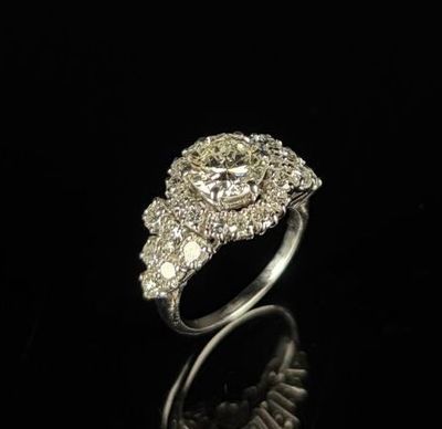 gros plan d'une bague en diamant sur une surface noire