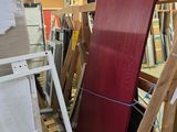 Plusieurs morceaux de bois sont empilés dans une pièce