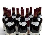 des bouteilles de vin sont alignées sur une surface blanche
