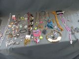 beaucoup de colliers et de bracelets posés sur une table