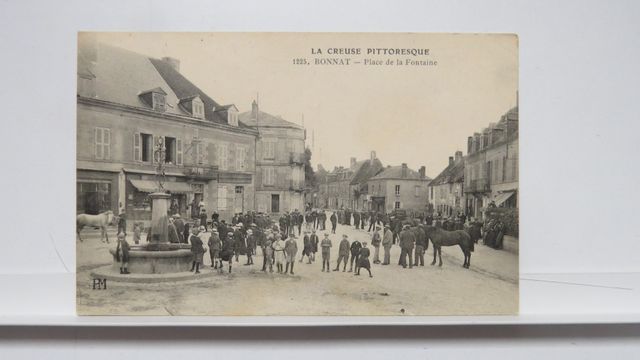 Bonnat : Place de la Fontaine (PM 1225). Carte rare !!! B.E.