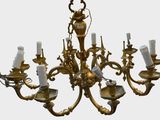 un lustre surmonté d'une horloge