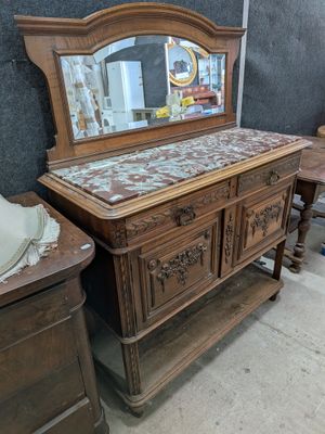 une commode surmontée d'un miroir dans une pièce