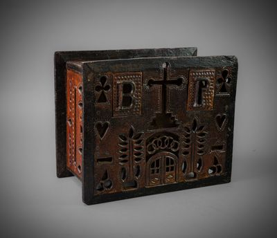 une vieille boîte en bois ornée de sculptures et de gravures