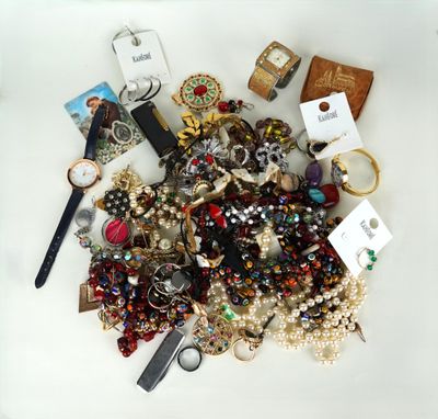 une pile de bijoux assortis sur une surface blanche