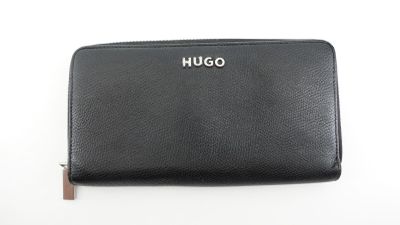 un portefeuille en cuir noir sur lequel est inscrit le mot « Hugo »