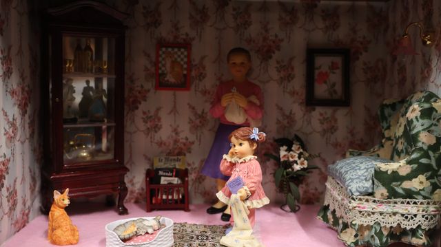 Diorama. Composition miniature, dans une vitrine en bois, vitre e...