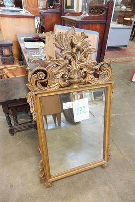 un miroir posé par terre dans un magasin