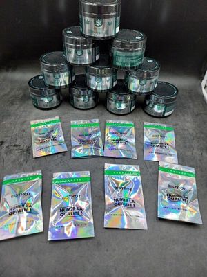 plusieurs sachets de cannabis posés sur un comptoir