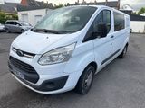 une camionnette blanche garée sur un parking à côté d'un bâtiment