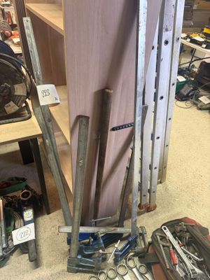 une pile d'outils posés sur le sol