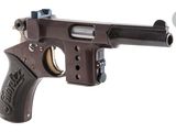 Ce pistolet est en bois et possède un canon en métal.