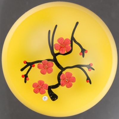 Baccarat. Presse-papiers signé et daté B 1987, à fond jaune … - Photo 1